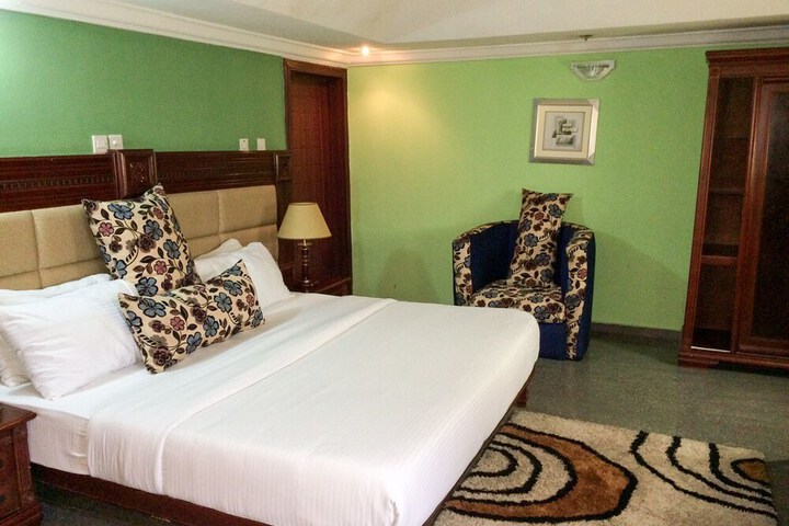 Room 6 of 13
