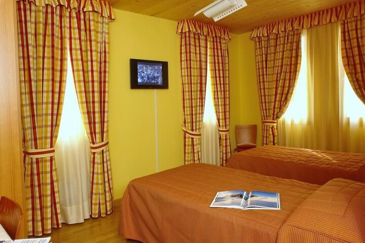 Room 7 of 18