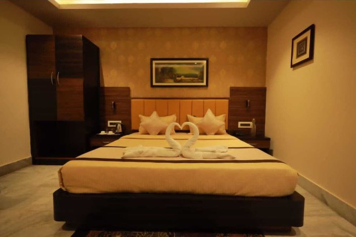 Room 6 of 13