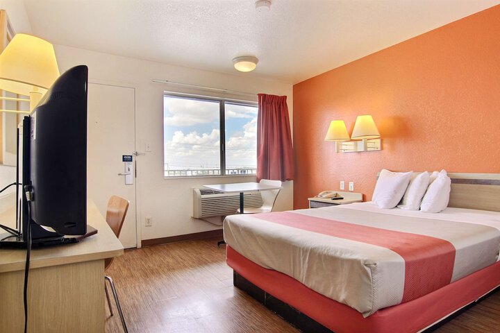 Room 9 of 32