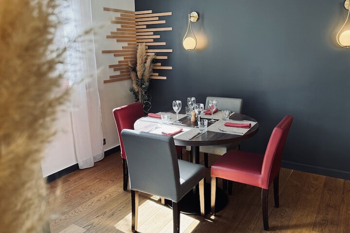 Dining 42 of 43