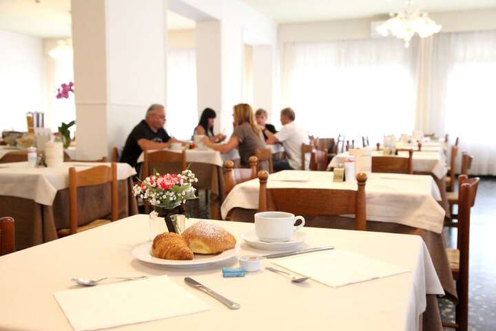 Dining 11 of 28