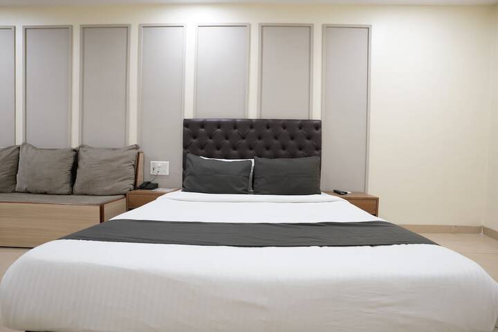 Room 6 of 32
