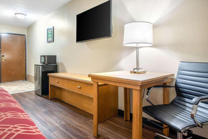 2 Queen Beds (2 of 2)