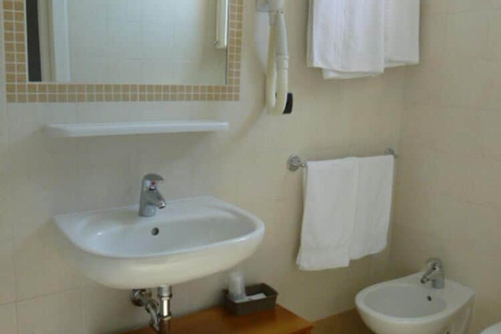 Room 13 of 25