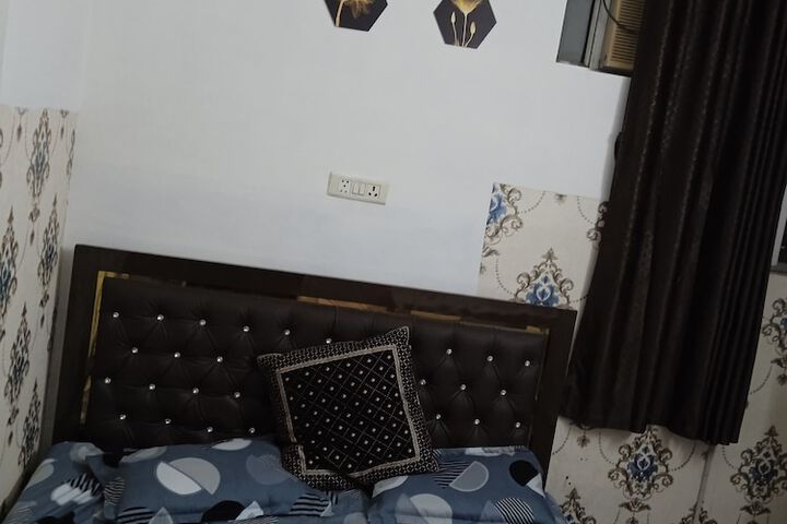 Room 4 of 12