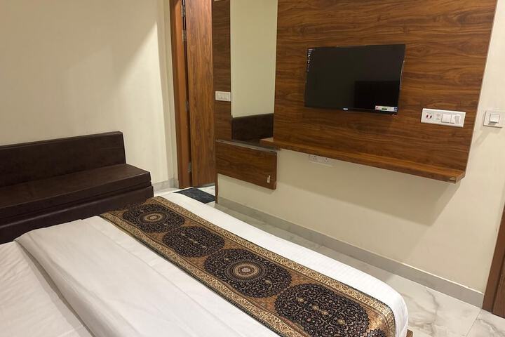 Room 6 of 9