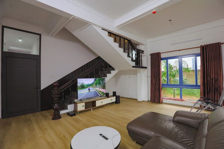 Room 5 of 8