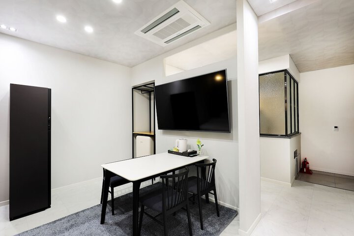 Room 42 of 61
