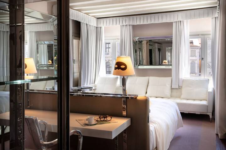 Room 32 of 74