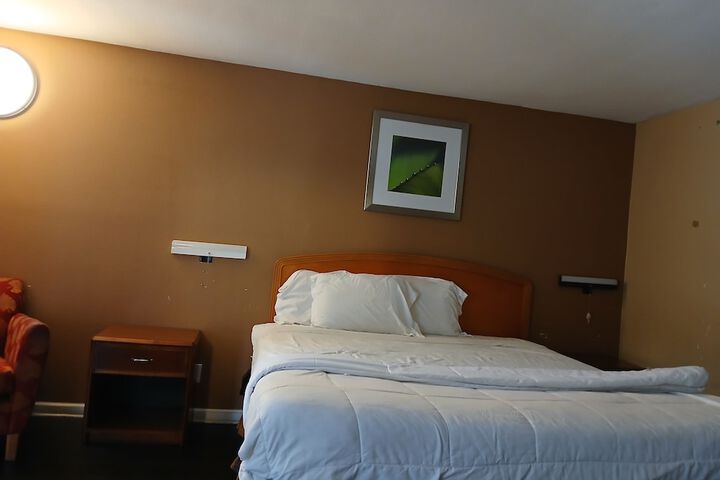 Deluxe King Bed (5 of 12)
