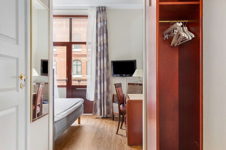 Room 7 of 30