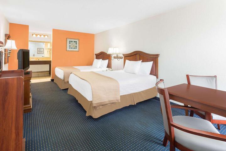 1 King Bed (4 of 5)