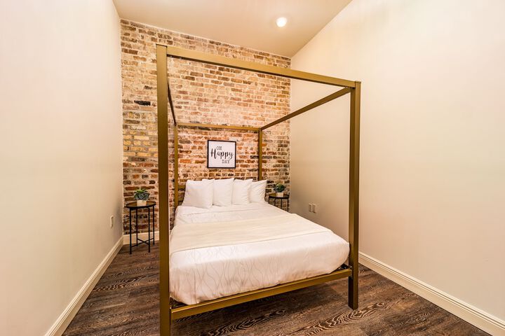Room 8 of 182