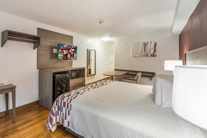 Standard 1 King Bed (7 of 13)