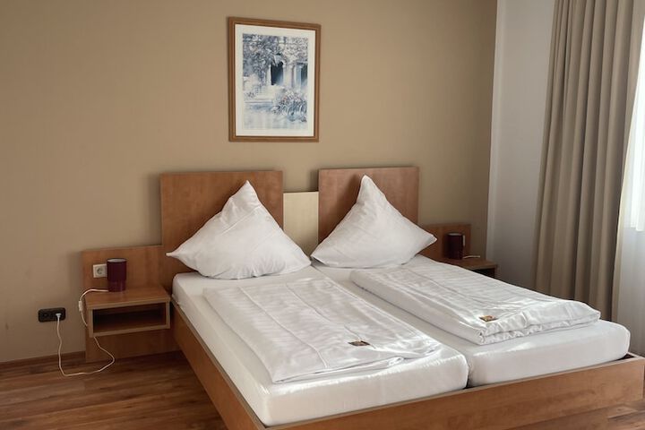 Room 7 of 33
