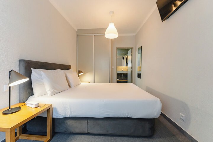 Room 14 of 100