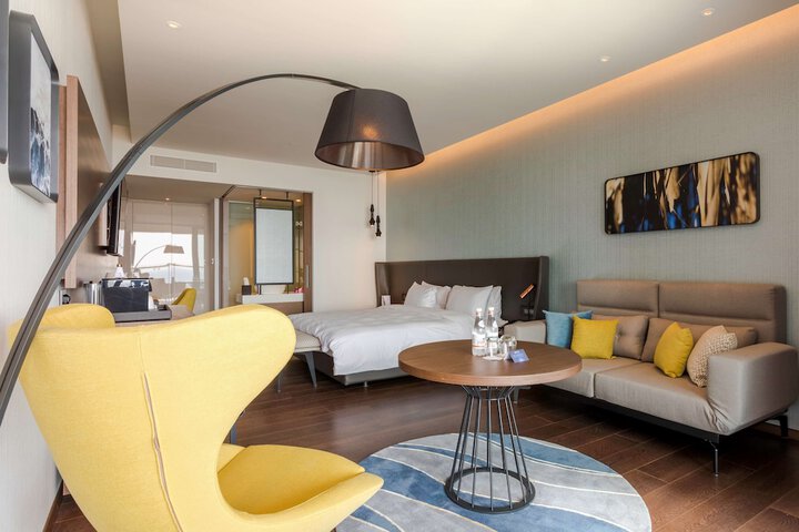 Room 26 of 165