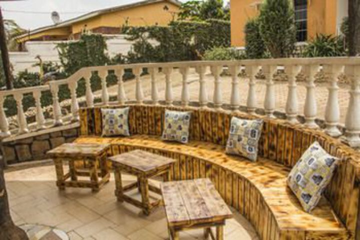 Lounge 49 of 77