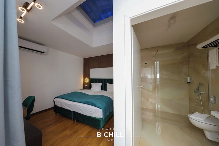 Room 6 of 9