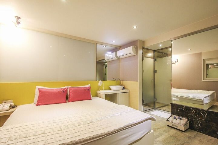 Room 9 of 33