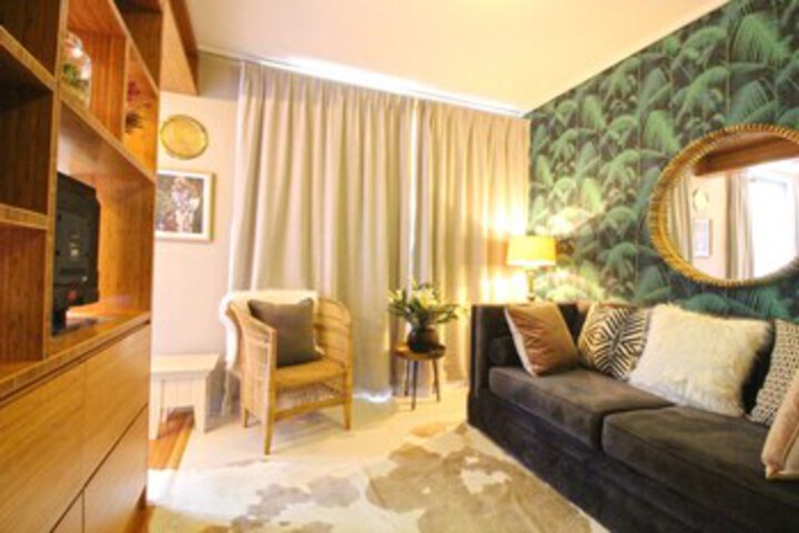Room 6 of 9