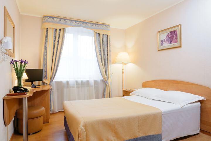 Room 5 of 100