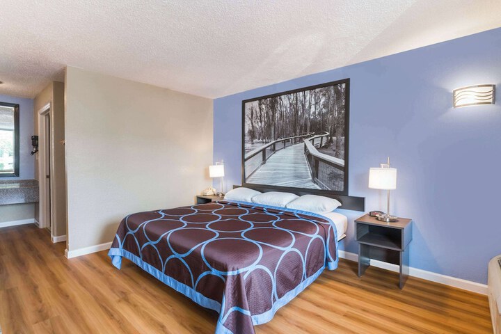 1 King Bed (2 of 6)