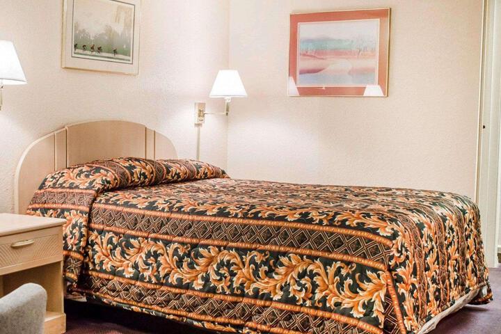 1 Queen Bed (10 of 13)