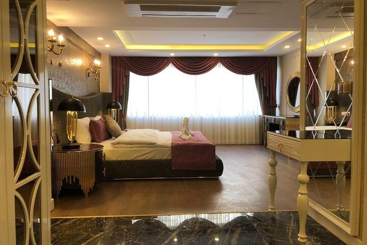 Room 33 of 76