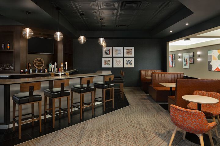 Lounge 56 of 77