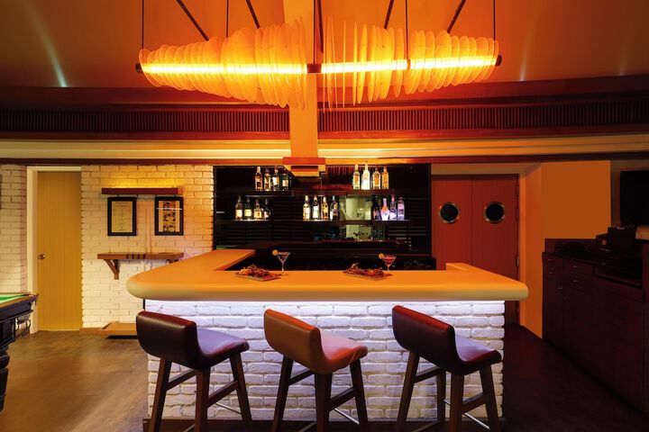 Lounge 30 of 42