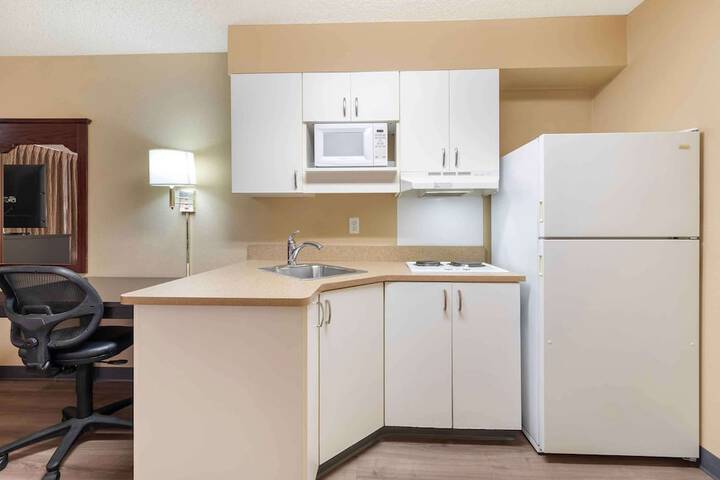Modern Queen Bed Kitchen Accessible (6 of 6)