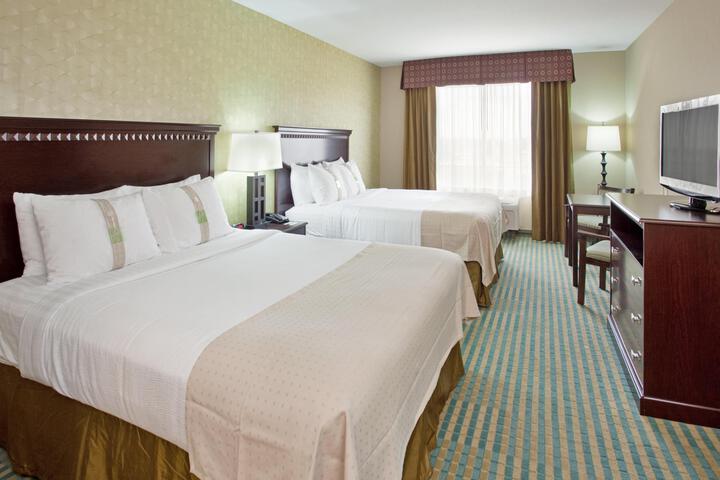 2 Queen Beds (6 of 10)