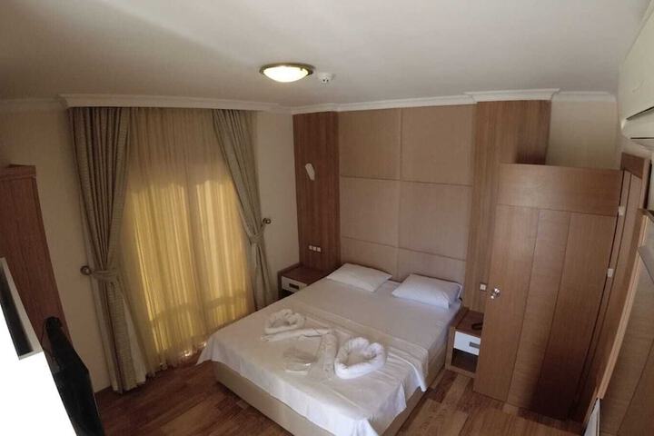 Room 11 of 28