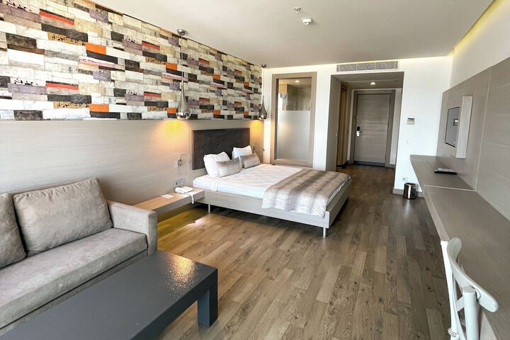 Room 6 of 62