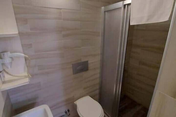 Room 9 of 13