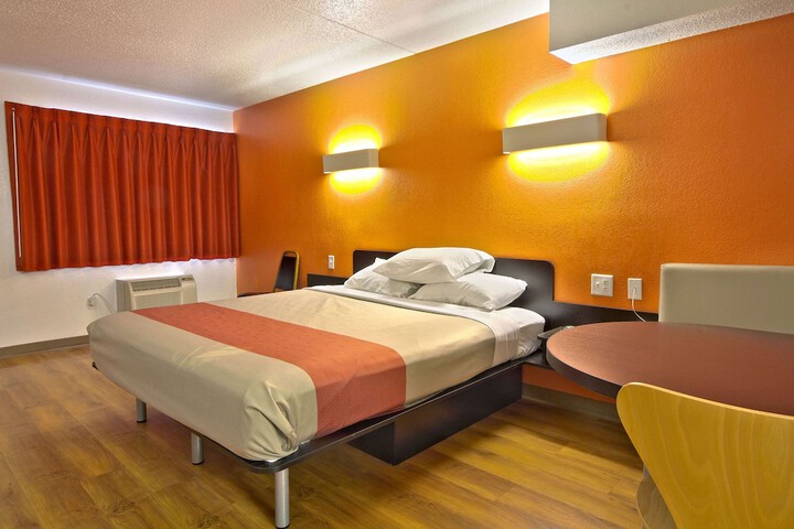 1 King Bed (2 of 4)