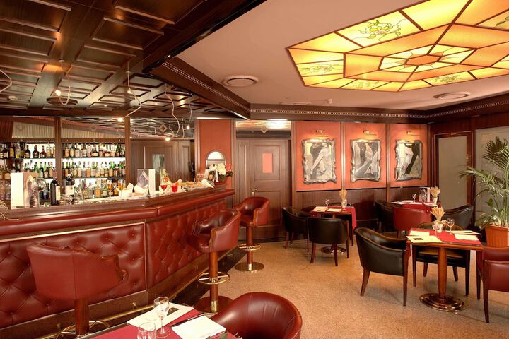Lounge 51 of 53