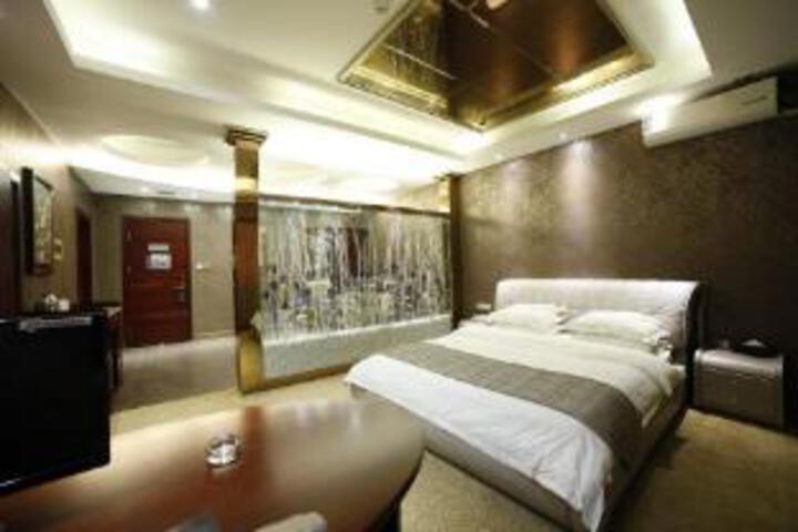 Room 6 of 7