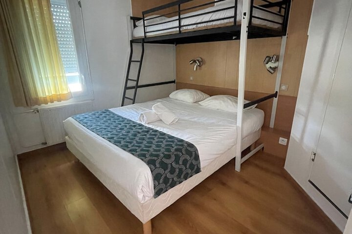 Room 9 of 18