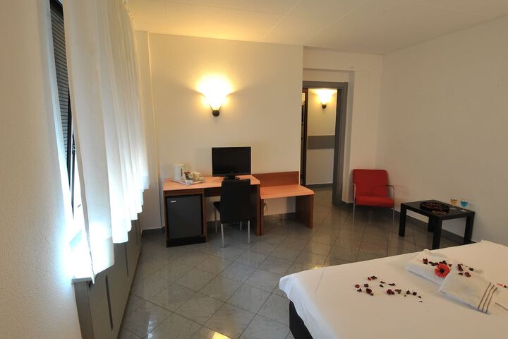 Room 5 of 71