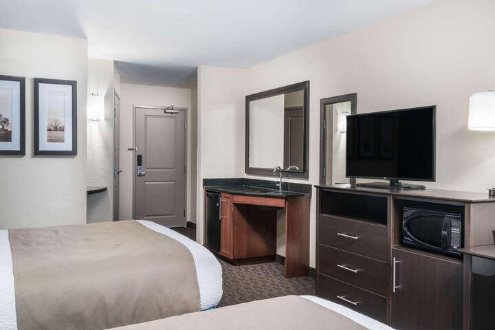 2 Queen Beds (3 of 8)