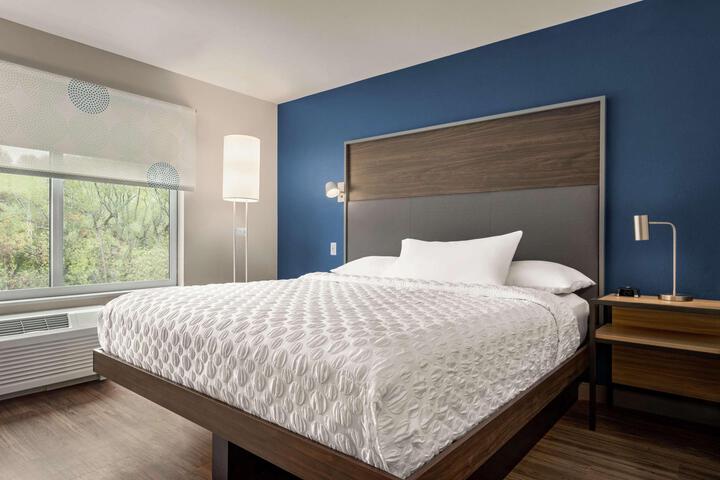 1 King Bed (2 of 11)
