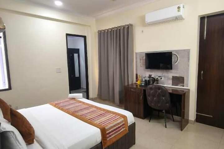 Room 15 of 34