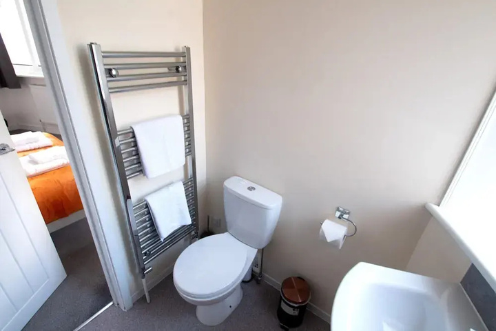 Room 8 of 12