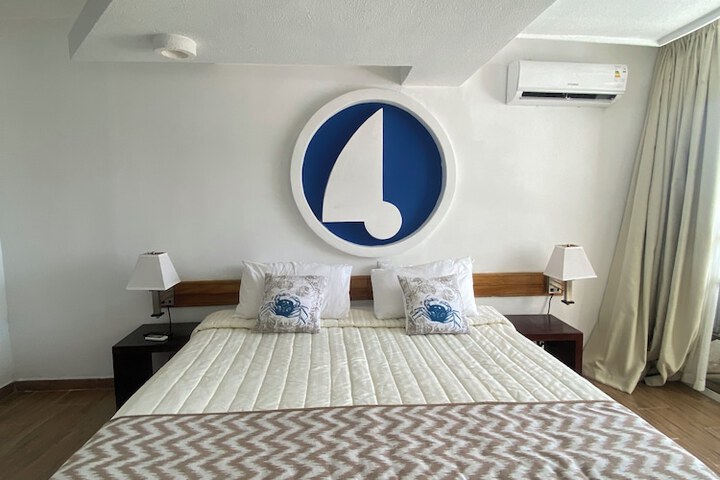Room 4 of 77