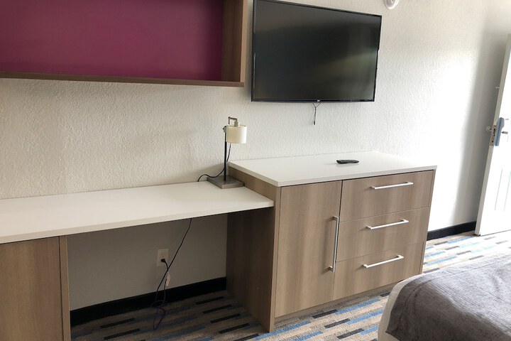 Premium King Bed (3 of 17)