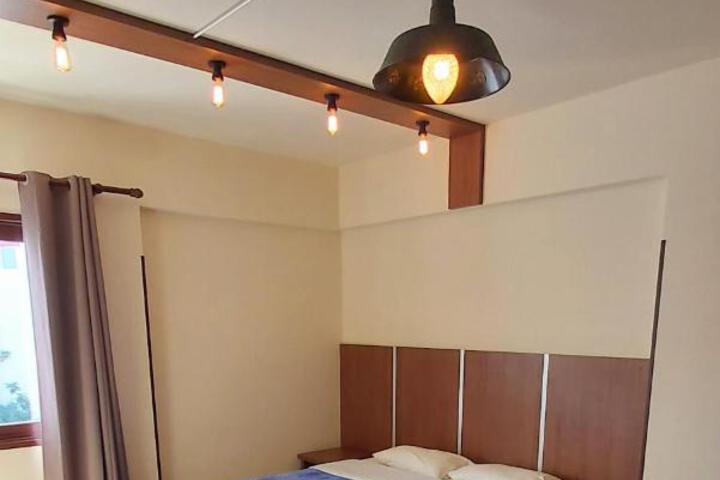 Lakis Court