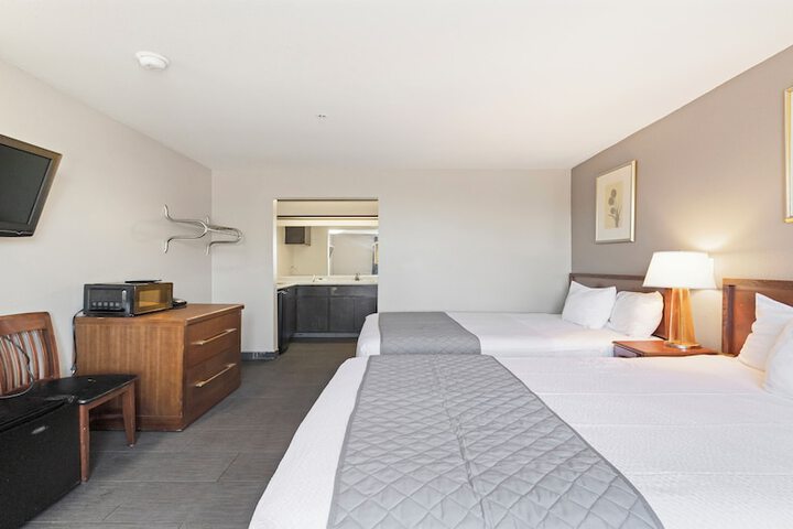 1 Queen Bed (4 of 16)